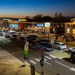 Comanzi mâncare fără să cobori din mașină: s-a deschis primul drive-in mall din România, lângă București