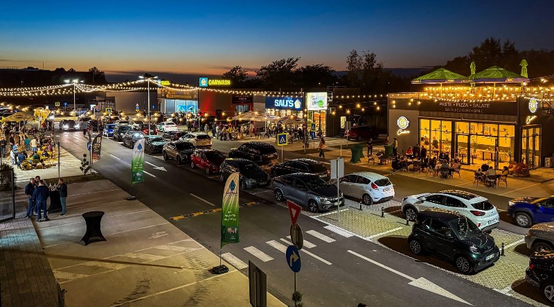 Comanzi mâncare fără să cobori din mașină: s-a deschis primul drive-in mall din România, lângă București