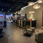 Faci cumpărături cu un cocktail în mână: magazinul cu designeri români care se deschide la Promenada