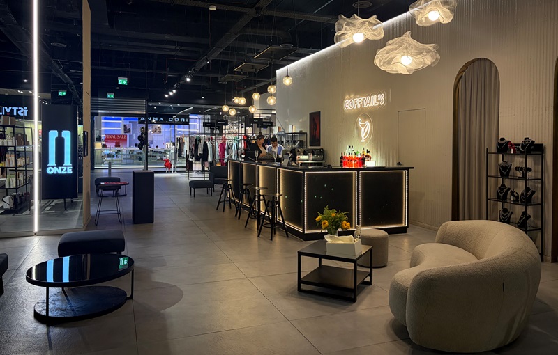 Faci cumpărături cu un cocktail în mână: magazinul cu designeri români care se deschide la Promenada