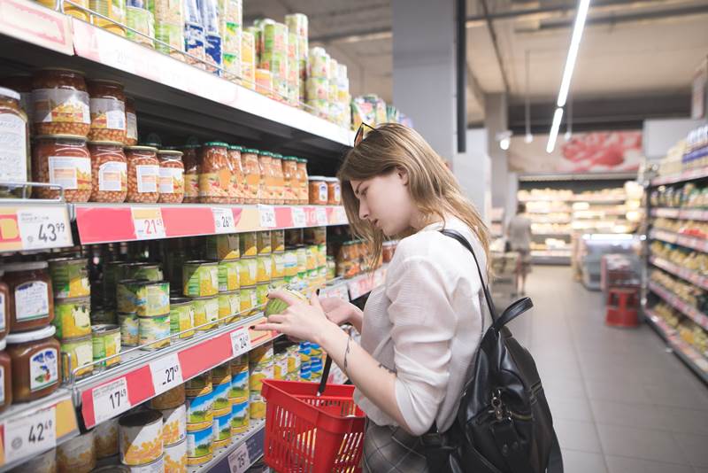 Magazinele vând tot mai puțin, dar managerii din retail devin mai optimiști. Paradoxul din datele pe august