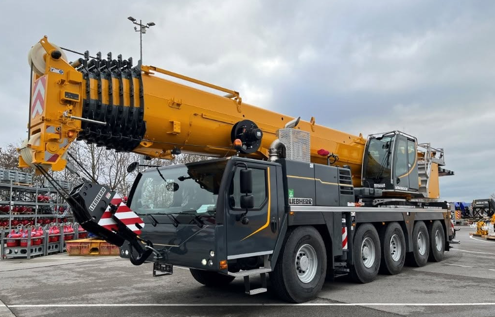 Robot pentru marcaje rutiere și pompe de beton cu braț de 42,5 metri: în ce investește acum Lemacons
